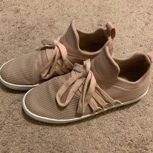 💓 Cute baby pink-nude Steve Madden sneakers 😍